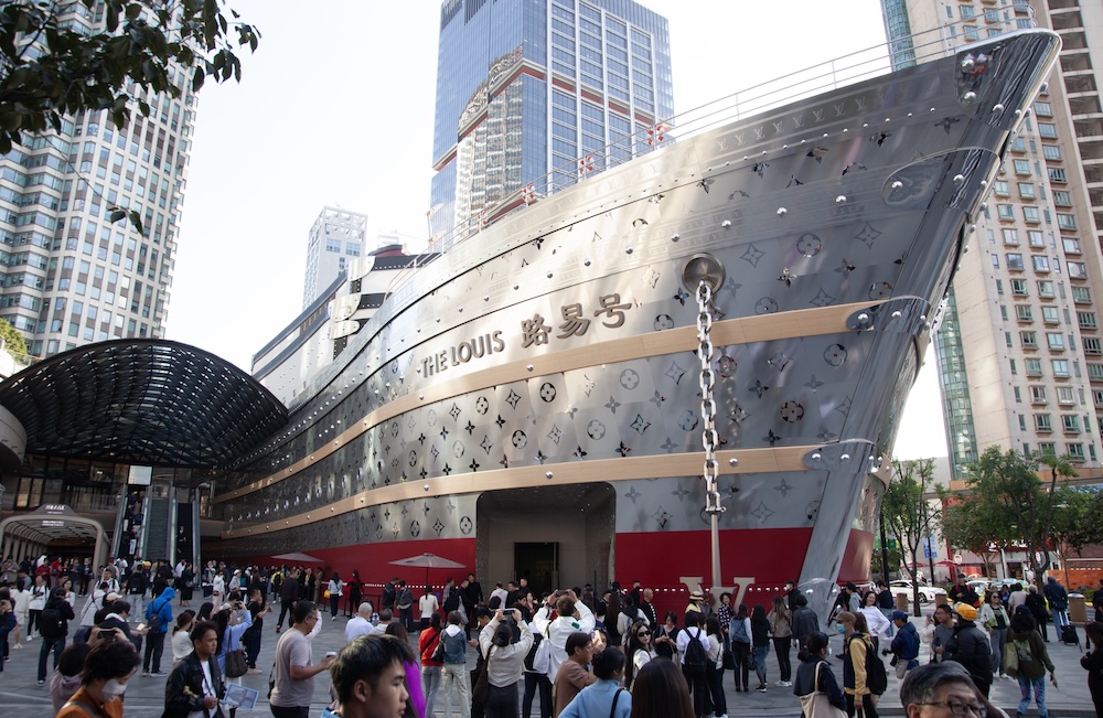 Het enorme schip van Louis Vuitton trekt veel bezoekers